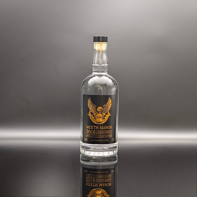 Embalaje de botellas de vidrio de vodka elegantes de lujo con acabados premium